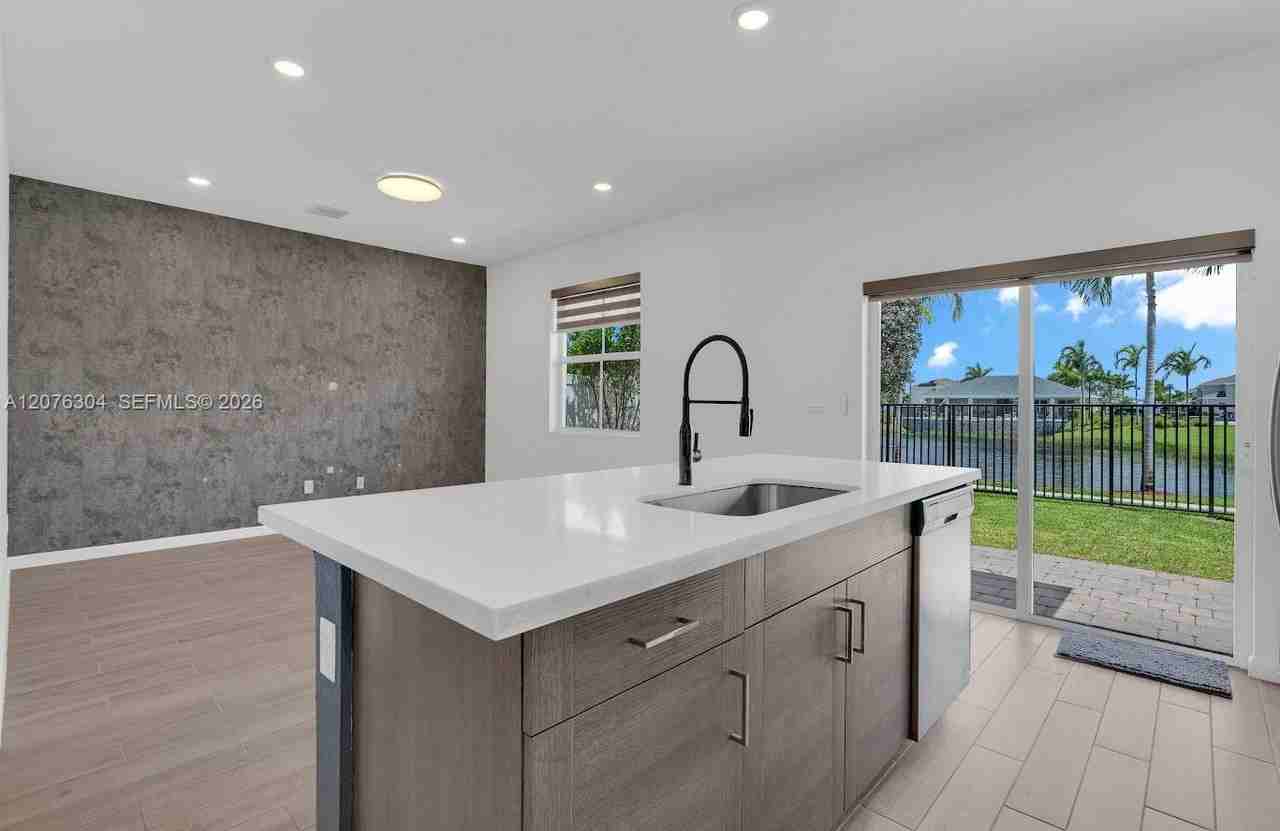 805 Se 18th St #805 - Photo 3 of 7