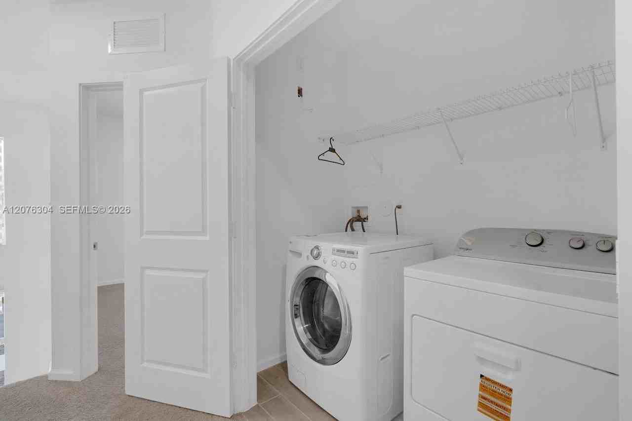 805 Se 18th St #805 - Photo 4 of 7