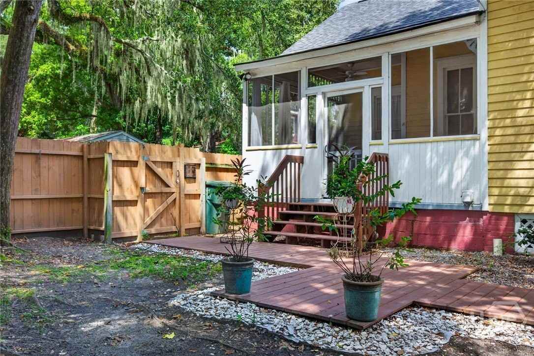 2118 Lincoln St - Photo 2 of 27