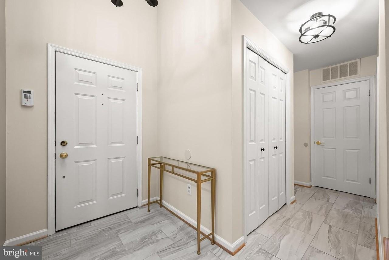 25 Tivoli Lake Ct - Photo 4 of 50