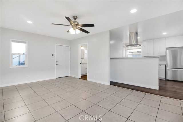 230 30th St - Photo 3 of 8