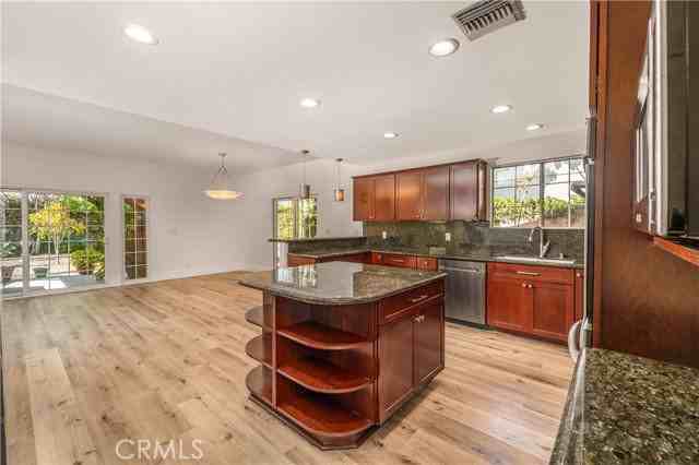 23812 Archwood St - Photo 5 of 8