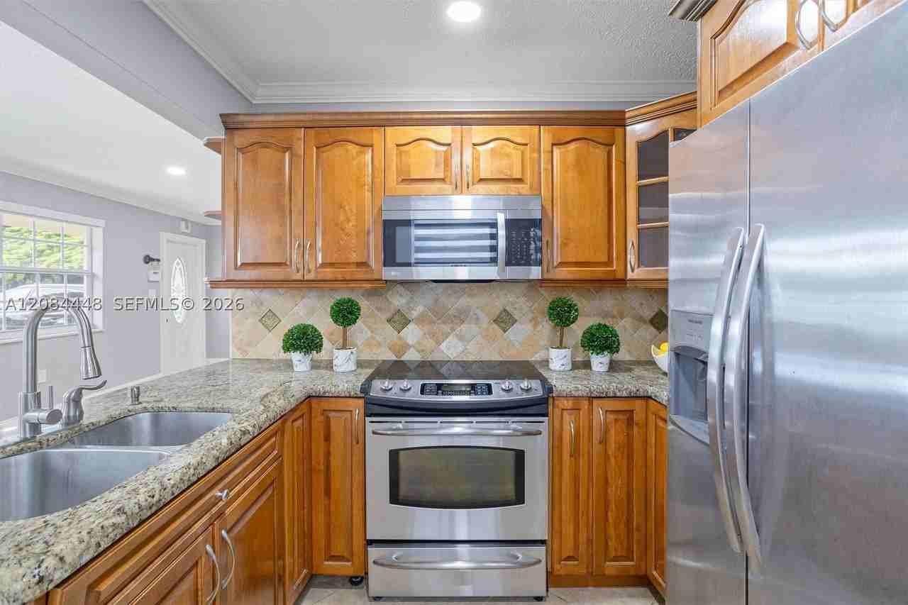 3240 Sw 69th Ave - Photo 5 of 23