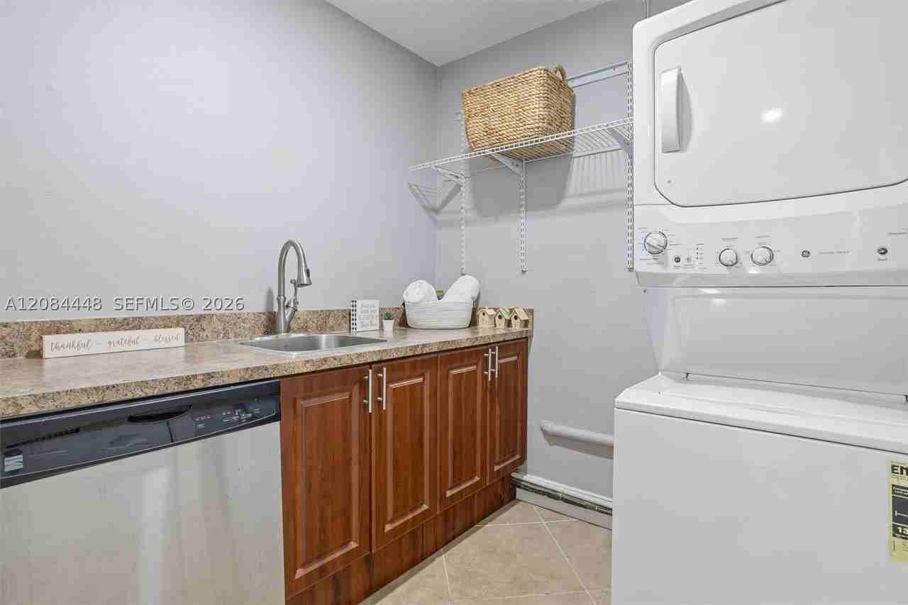 3240 Sw 69th Ave - Photo 6 of 23