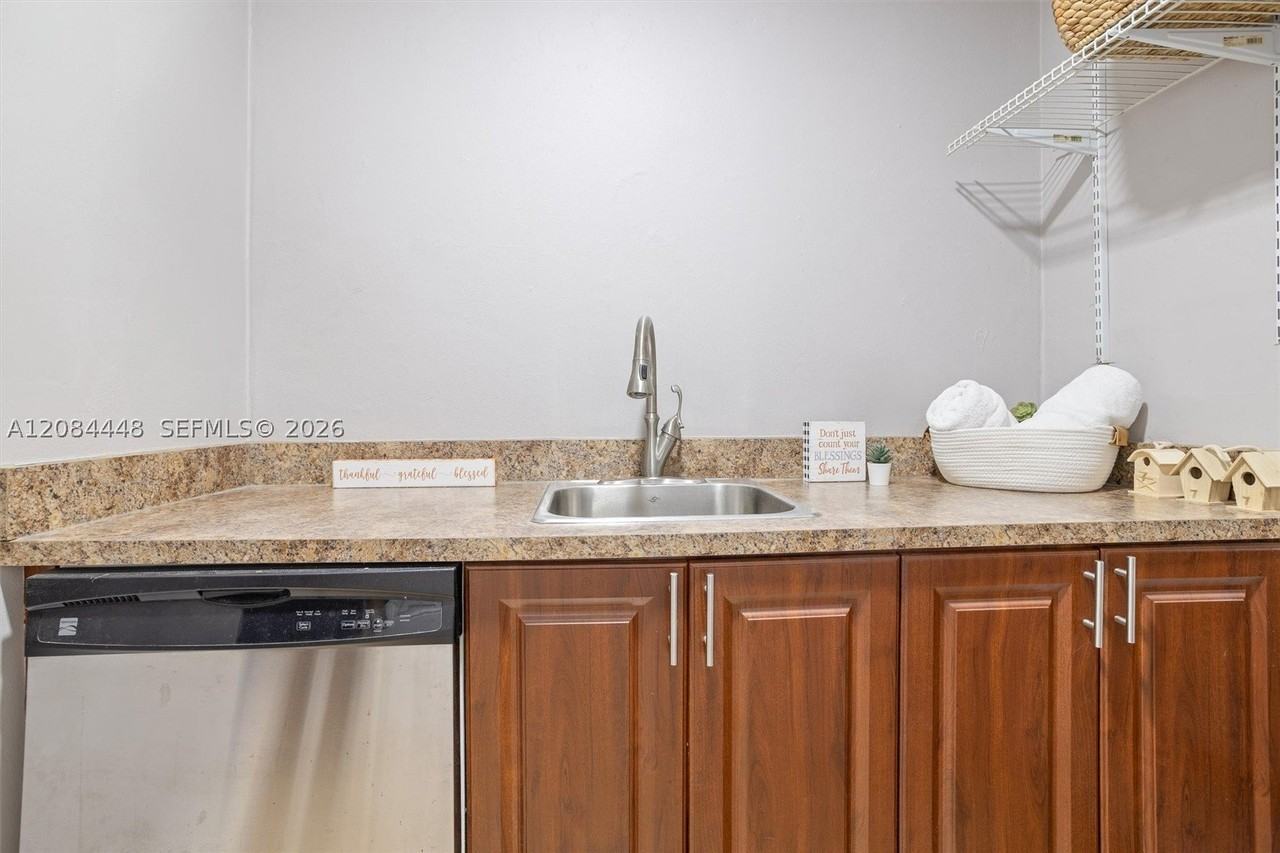 3240 Sw 69th Ave - Photo 7 of 23