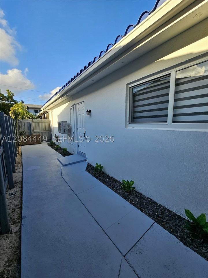 1113 Ne 8th St - Photo 2 of 14