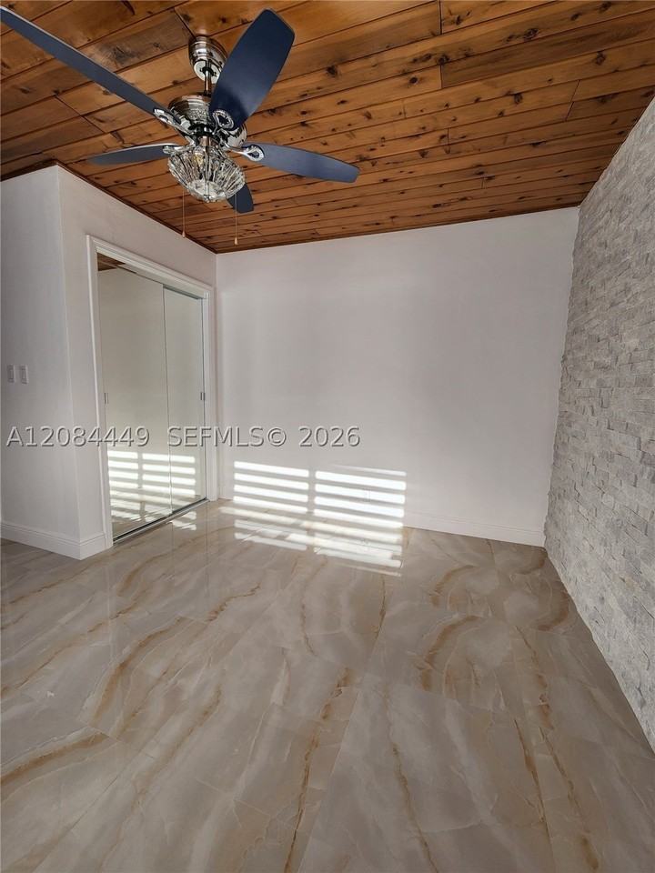 1113 Ne 8th St - Photo 4 of 14