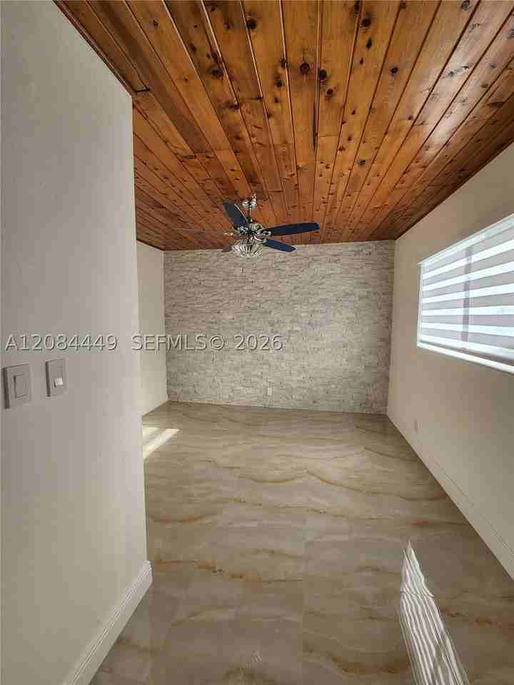 1113 Ne 8th St - Photo 5 of 14