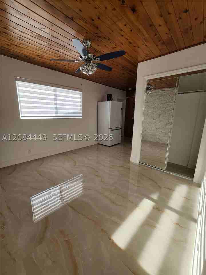 1113 Ne 8th St - Photo 6 of 14