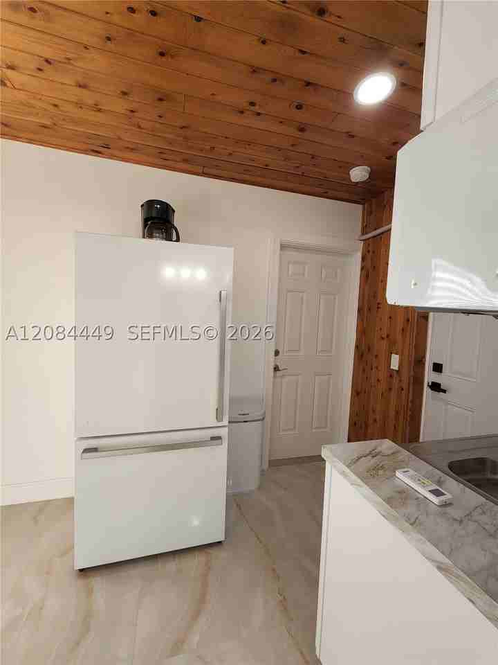 1113 Ne 8th St - Photo 7 of 14