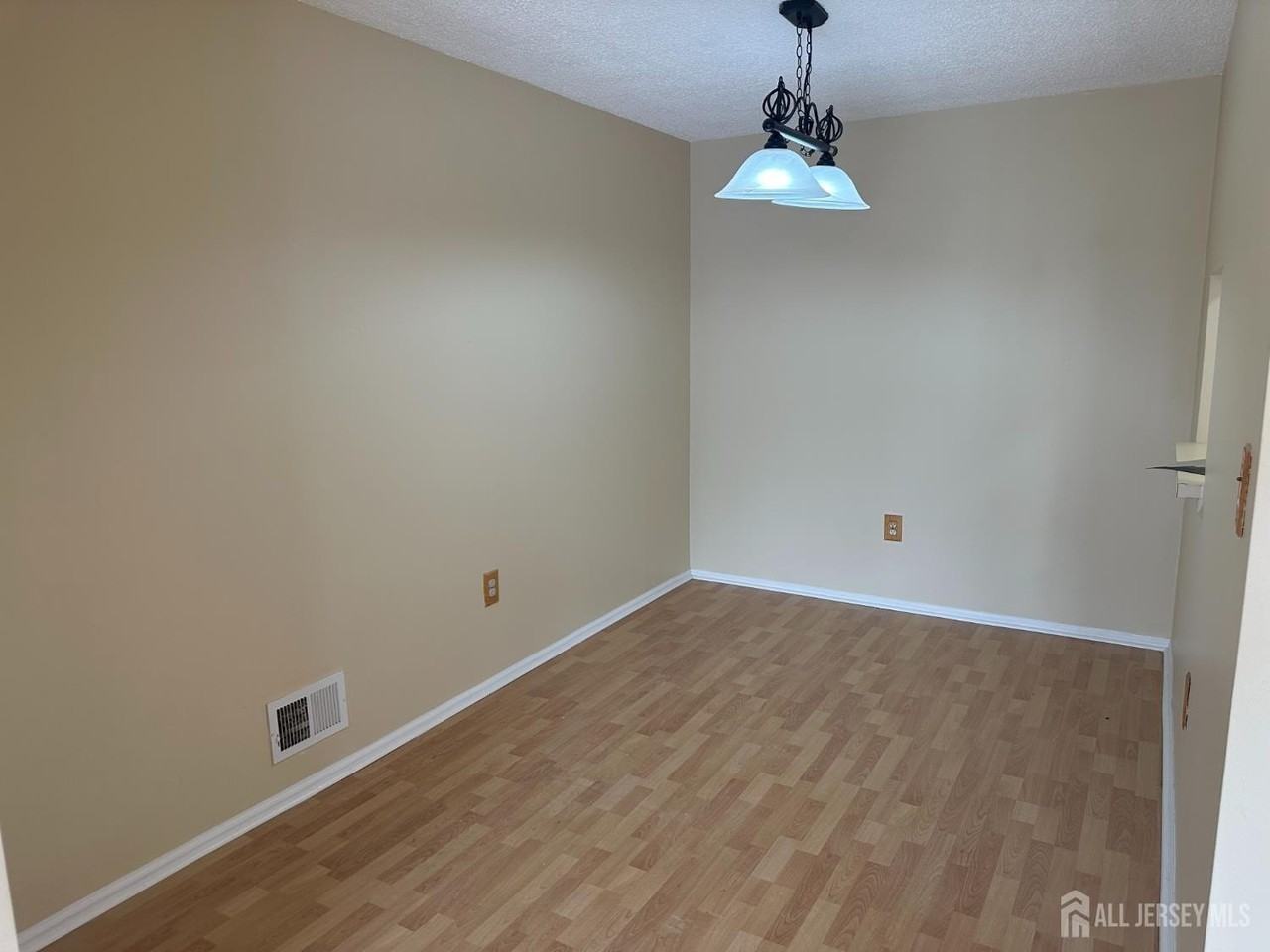 465 Northam Dr - Photo 5 of 11