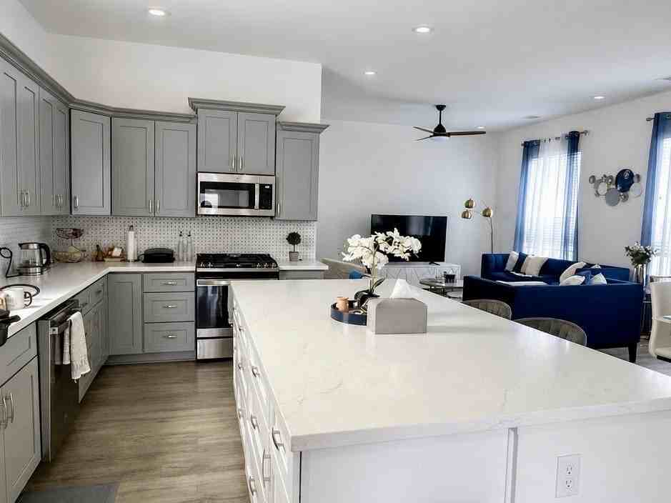 1221 W 16th St #F - Photo 7 of 32