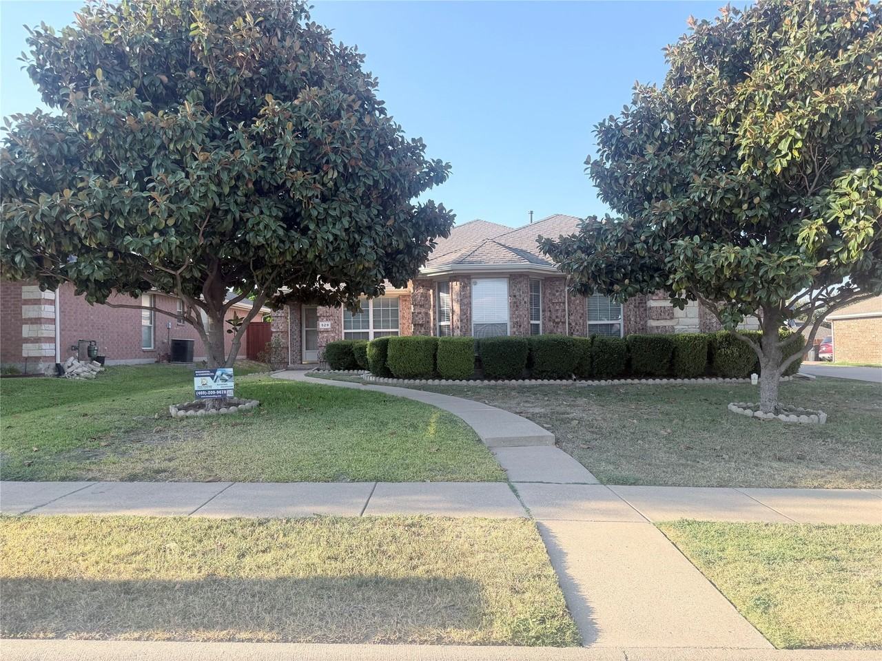 529 Laredo Dr - Photo 2 of 30