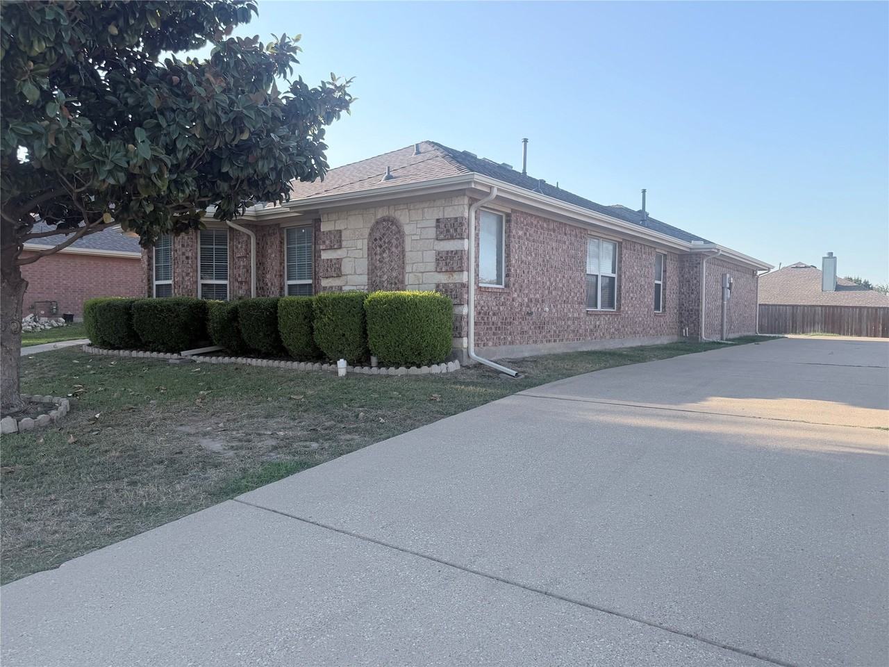 529 Laredo Dr - Photo 3 of 30