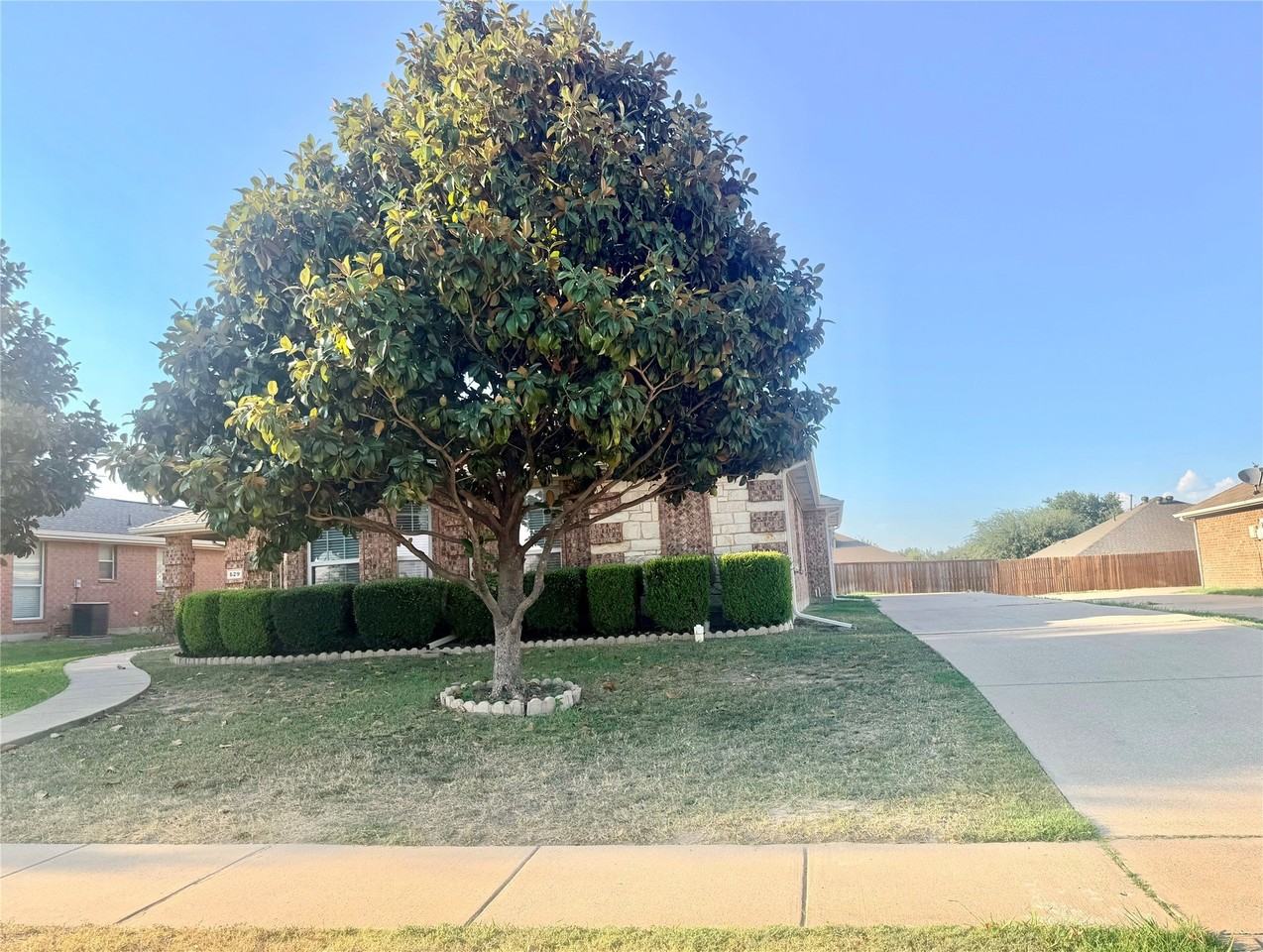 529 Laredo Dr - Photo 4 of 30