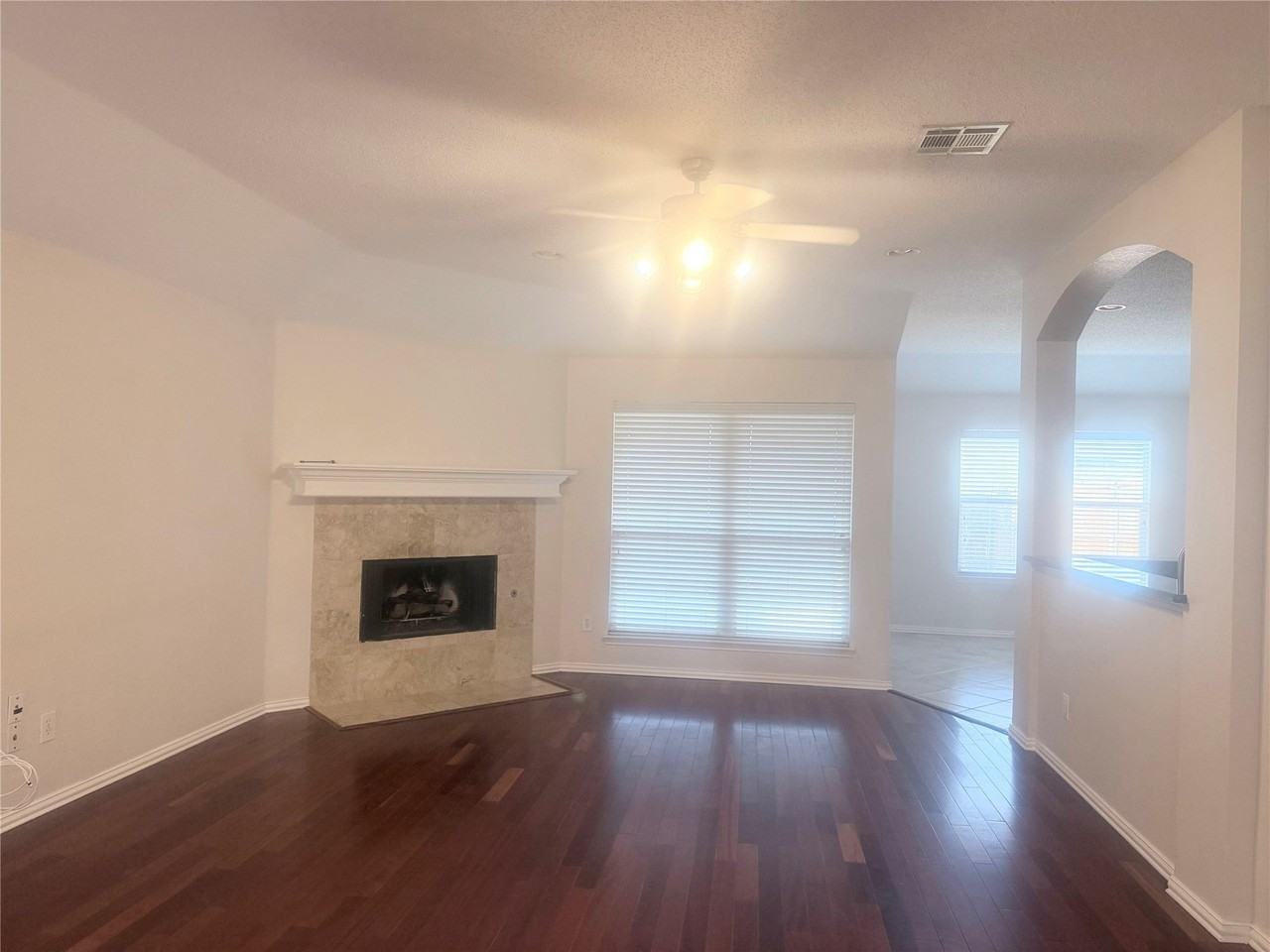 529 Laredo Dr - Photo 5 of 30
