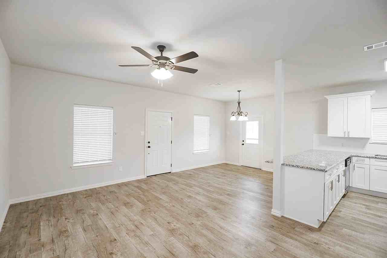 100 N Park Ct - Photo 3 of 14