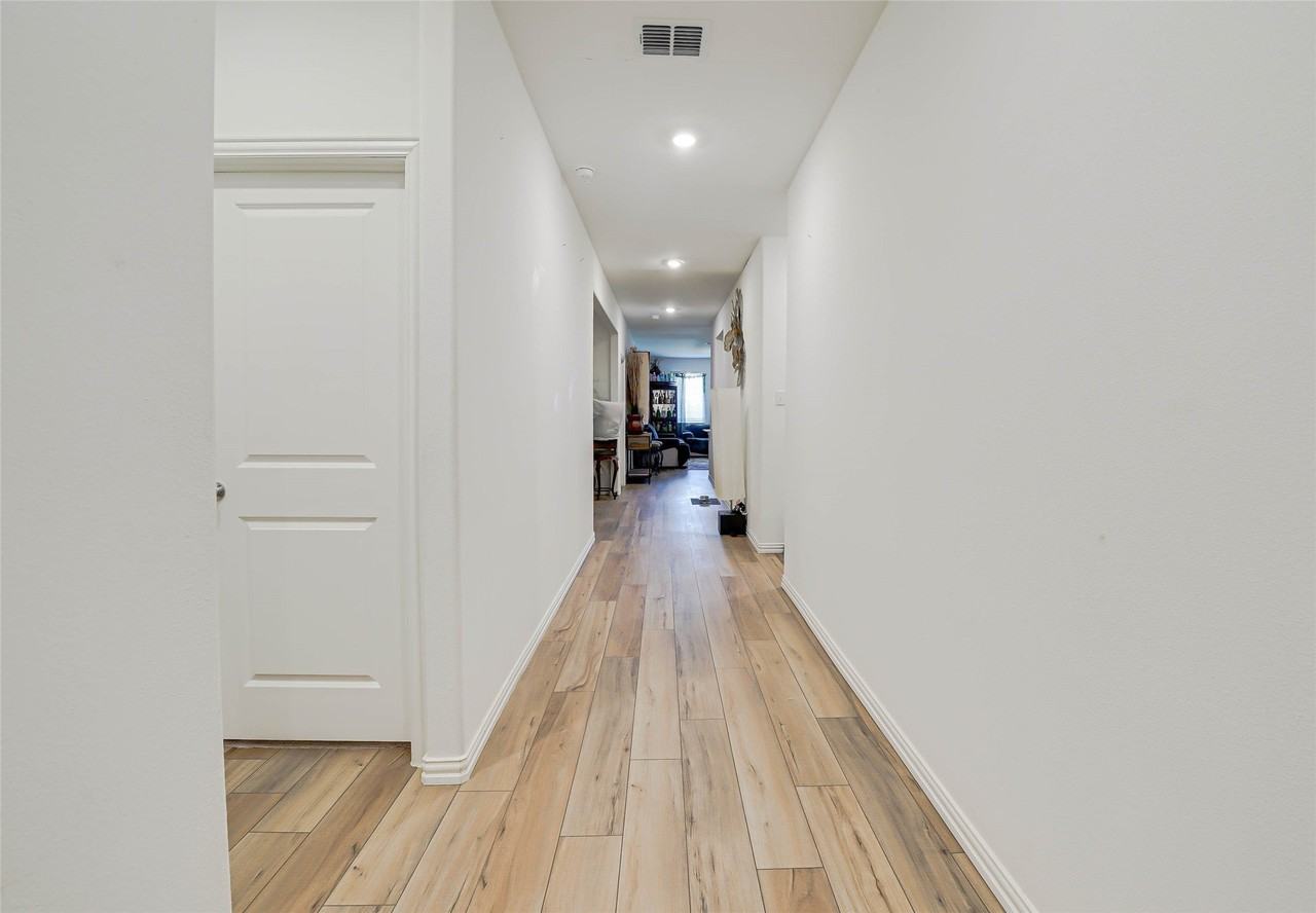 2116 Okeefe Dr - Photo 2 of 27