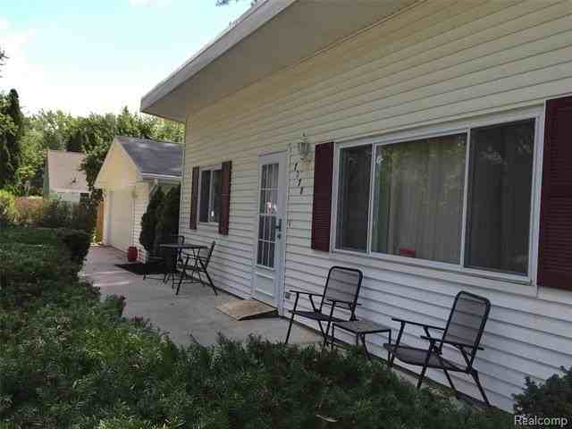 7278 Maple Rd - Photo 2 of 16