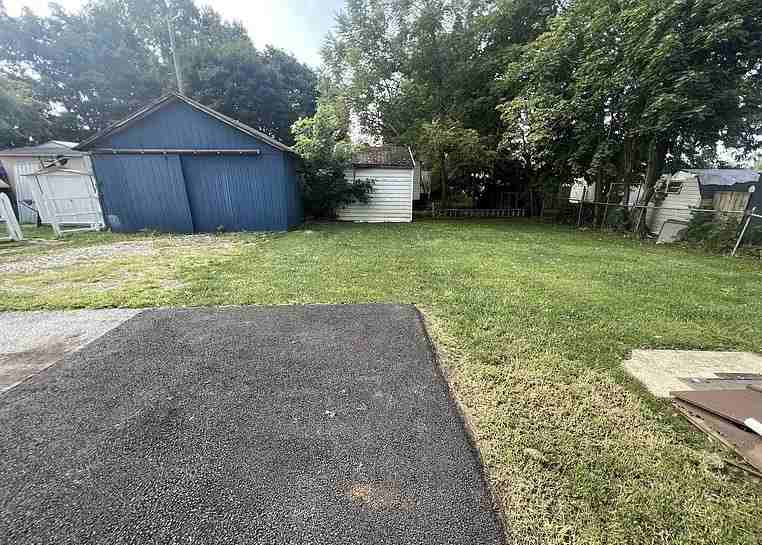 172 Grant St - Photo 3 of 10