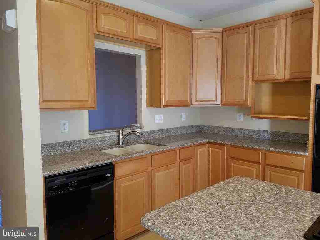 2424 Killarney Ter - Photo 3 of 19