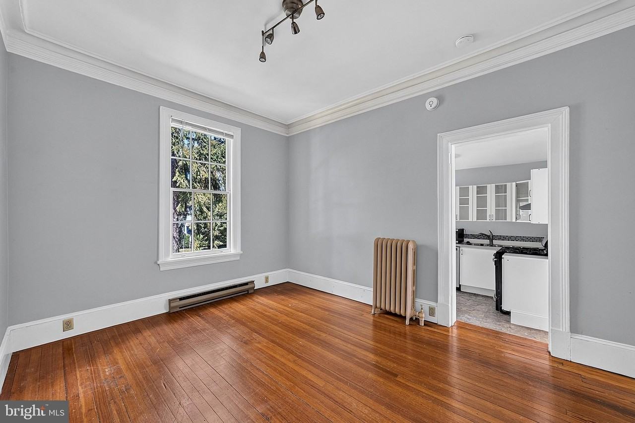 301 Nassau St #6 - Photo 5 of 20