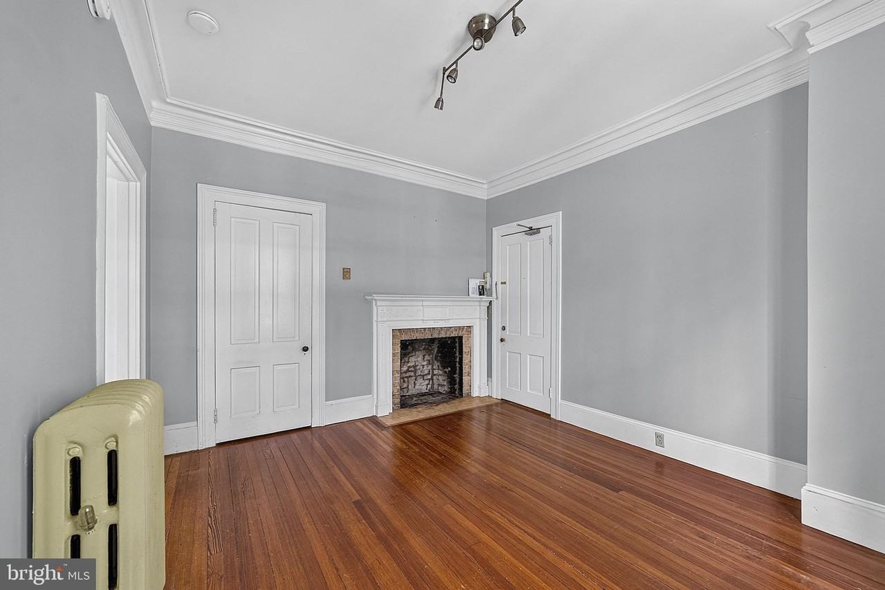 301 Nassau St #6 - Photo 6 of 20