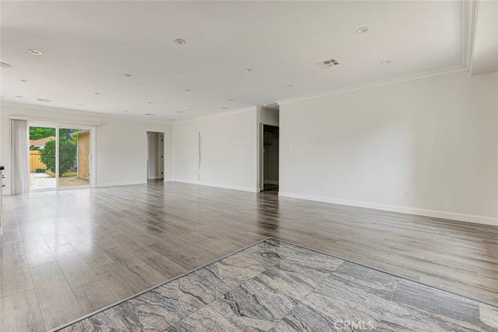 6863 Yarmouth Ave - Photo 4 of 25