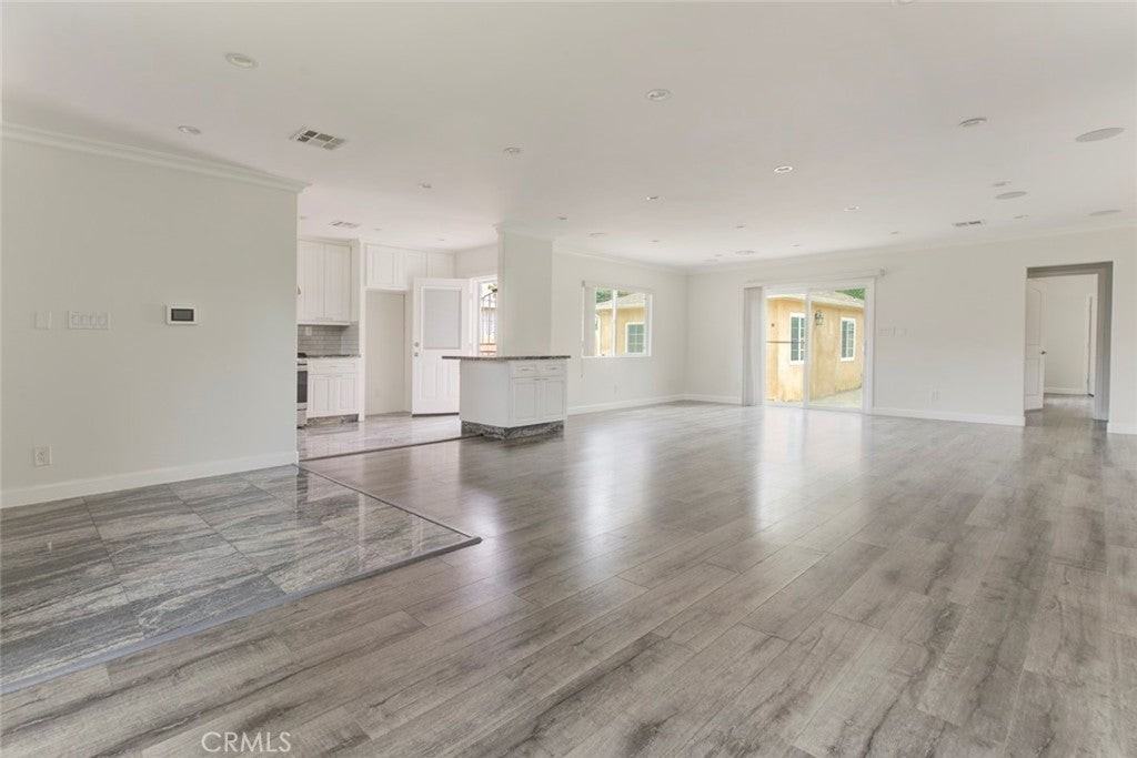 6863 Yarmouth Ave - Photo 5 of 25
