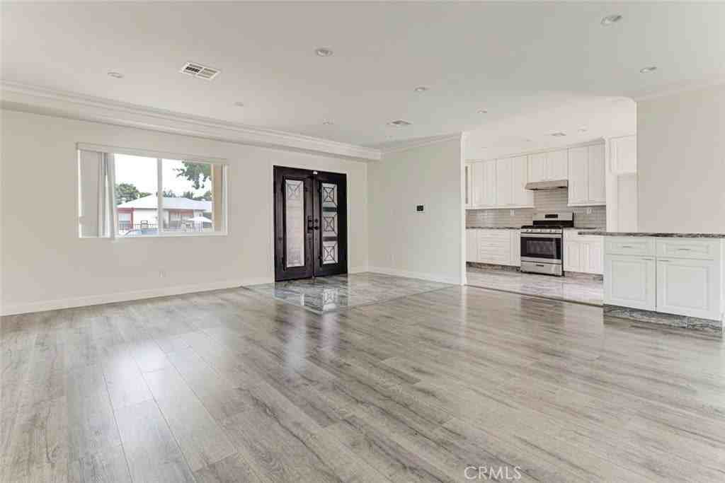 6863 Yarmouth Ave - Photo 6 of 25