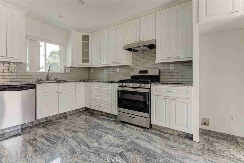 6863 Yarmouth Ave - Photo 7 of 25