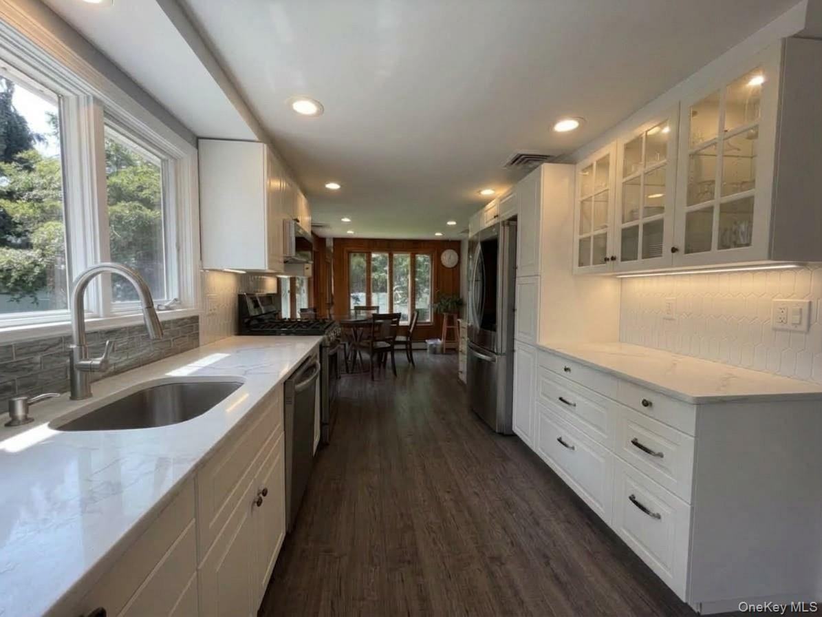 8 Tree Hollow Ln - Photo 3 of 18