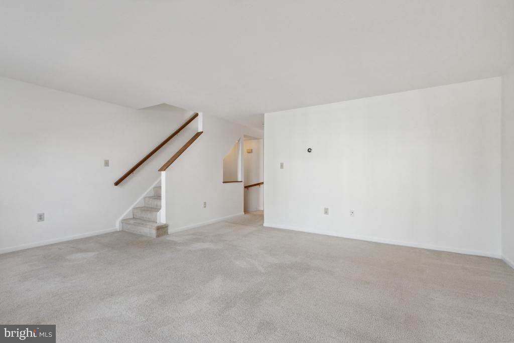 18221 Fox Chase Cir - Photo 4 of 23