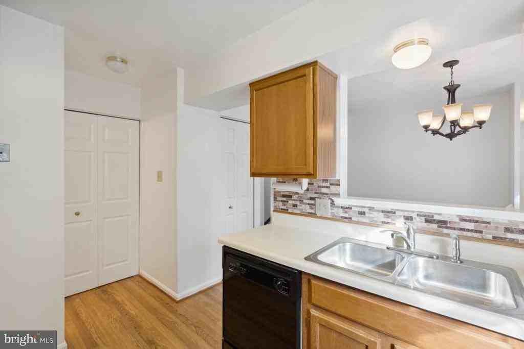 18221 Fox Chase Cir - Photo 5 of 23