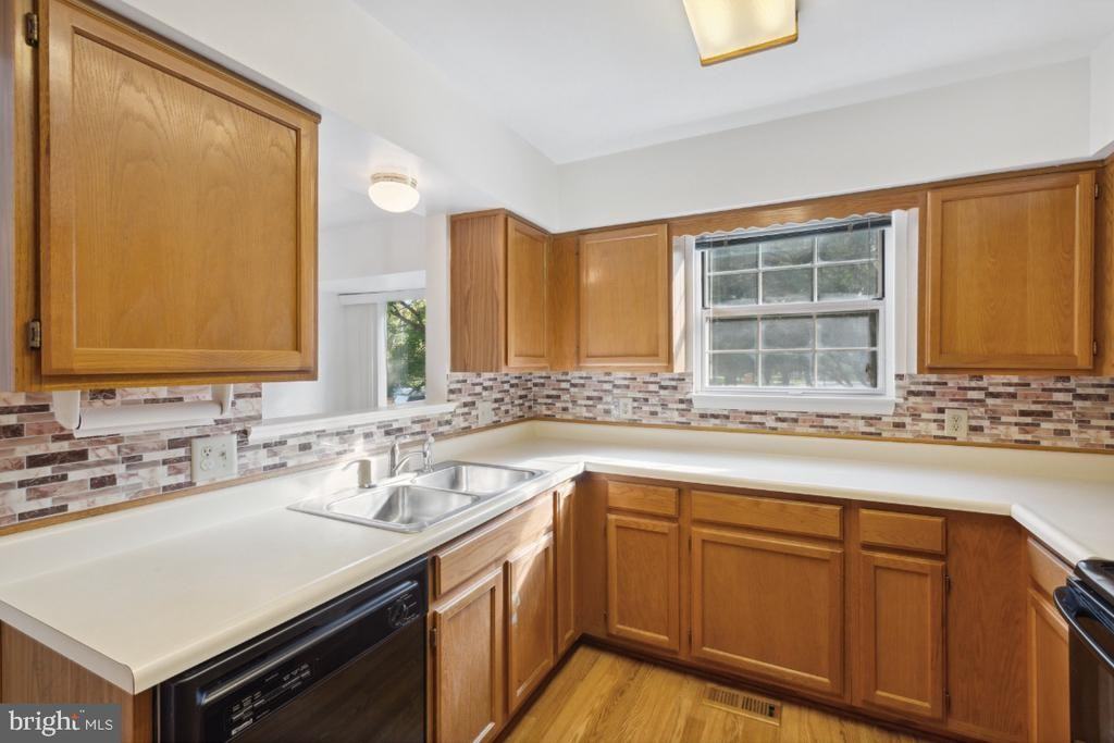 18221 Fox Chase Cir - Photo 6 of 23