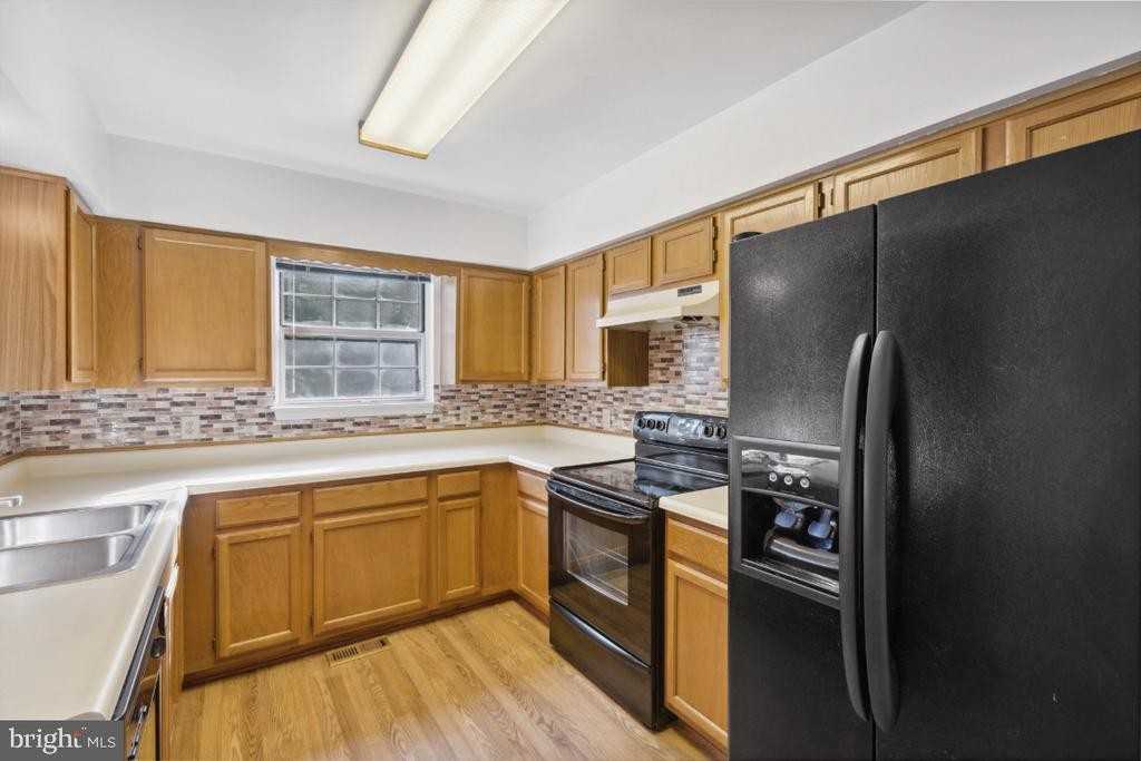 18221 Fox Chase Cir - Photo 7 of 23