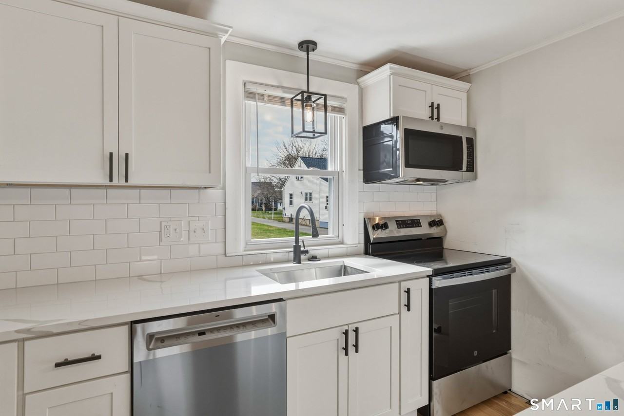 140 Camp Ave - Photo 3 of 20