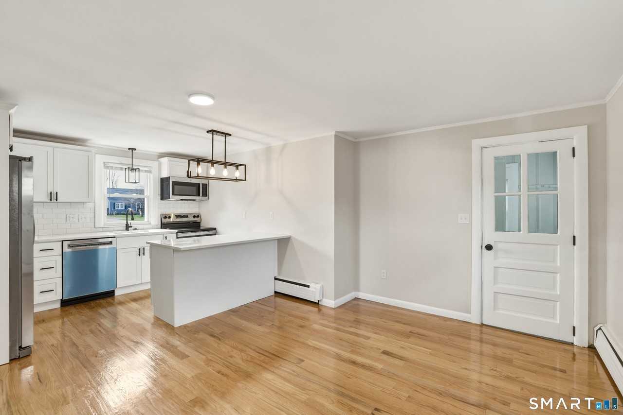 140 Camp Ave - Photo 4 of 20