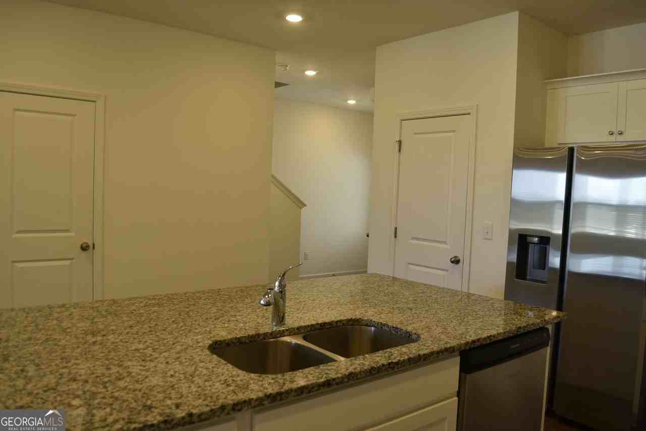 190 Mission Blvd - Photo 4 of 22