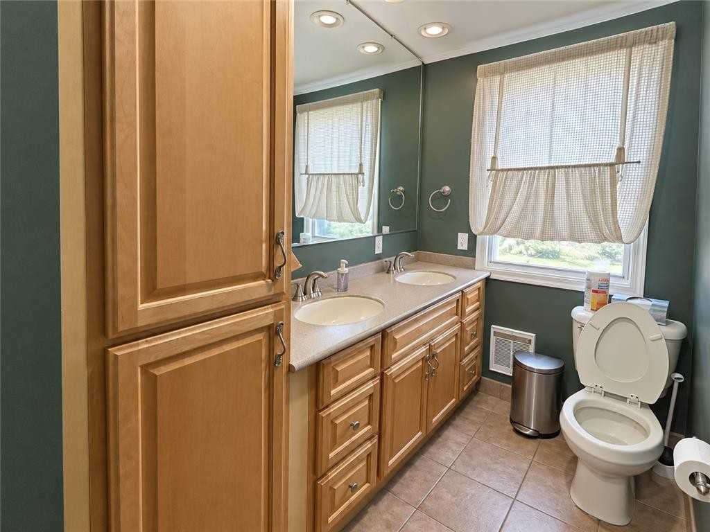 221 W Liberty St - Photo 3 of 5