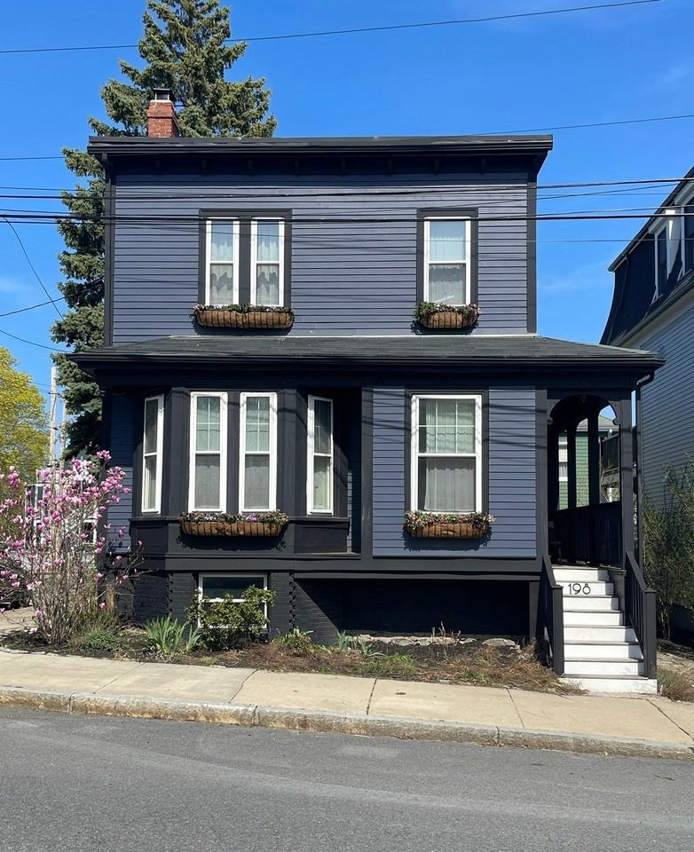 198 Byron St