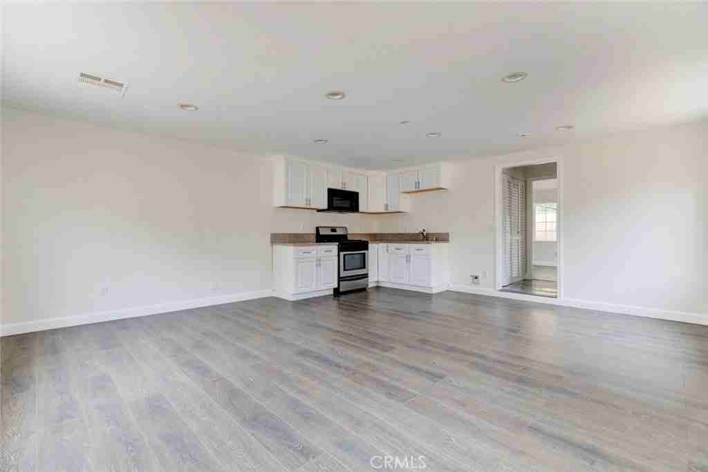 6861 Yarmouth Ave - Photo 2 of 17