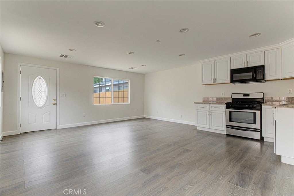 6861 Yarmouth Ave - Photo 3 of 17