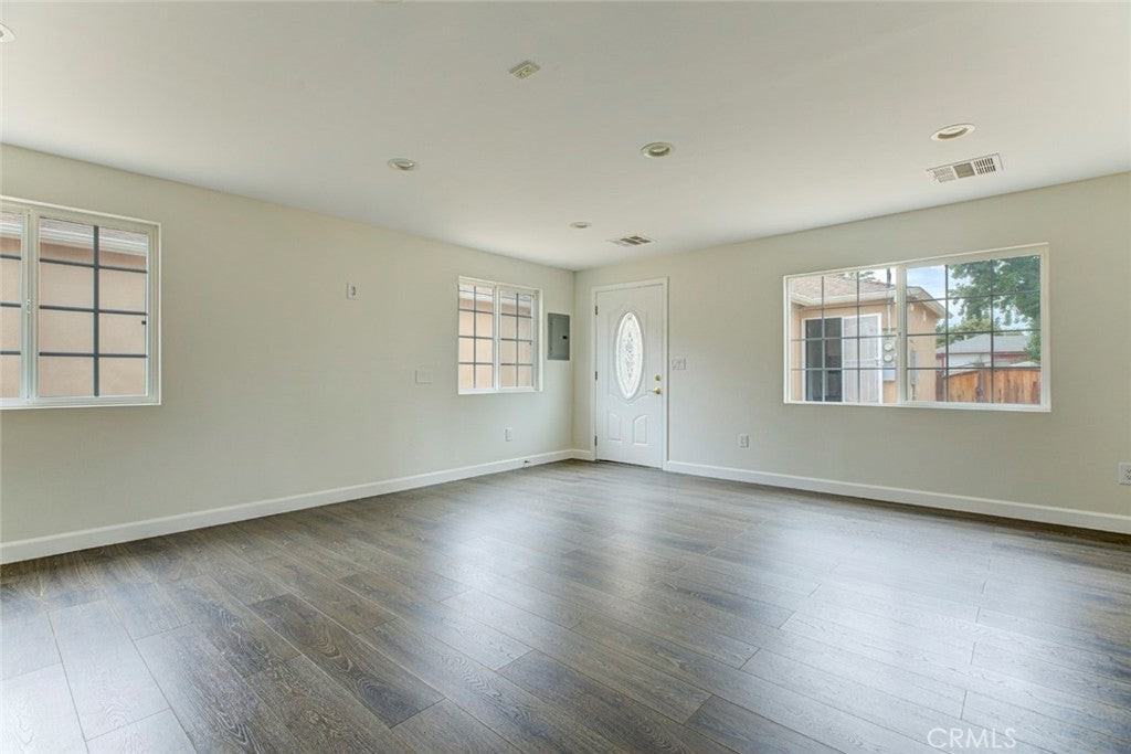6861 Yarmouth Ave - Photo 4 of 17
