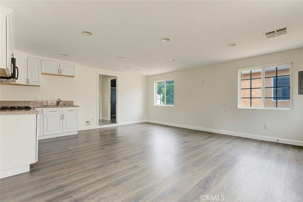 6861 Yarmouth Ave - Photo 5 of 17