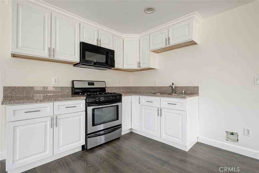 6861 Yarmouth Ave - Photo 6 of 17