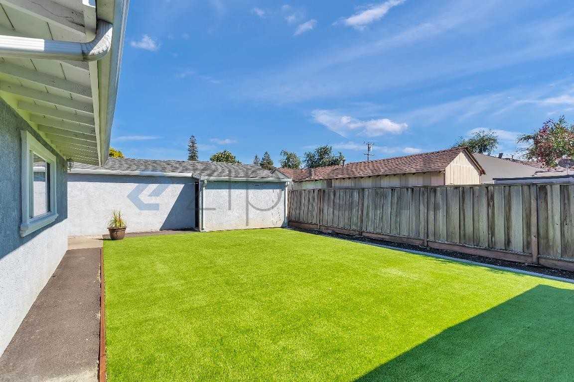 1121 Halcyon Dr - Photo 6 of 27