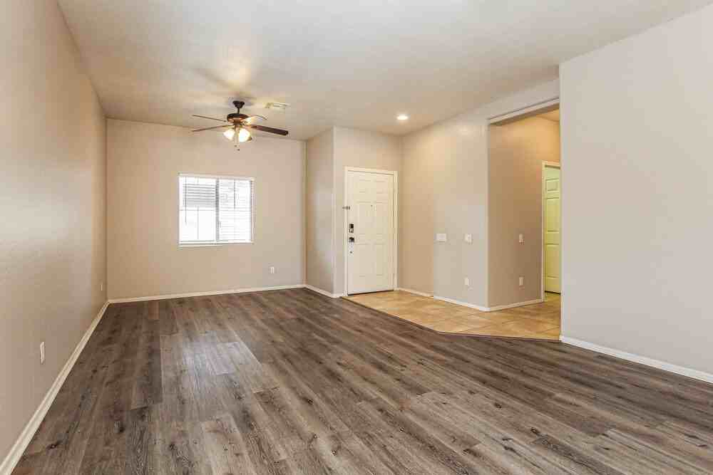 5206 W Glass Ln - Photo 5 of 17