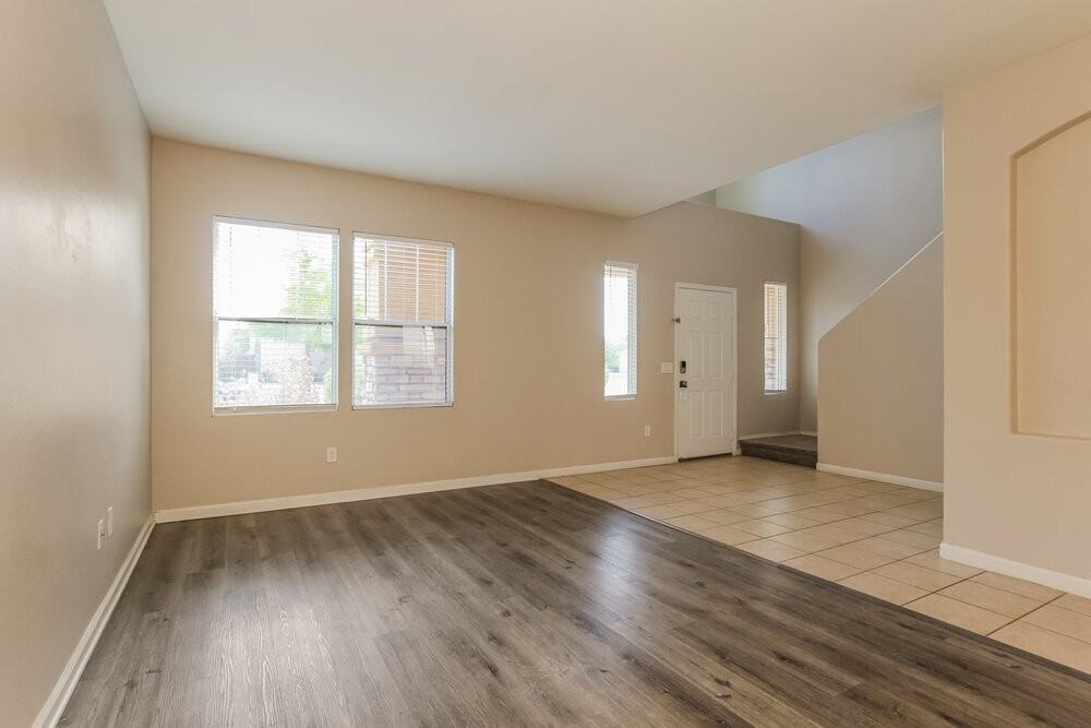 7233 S 40th Ave - Photo 4 of 17