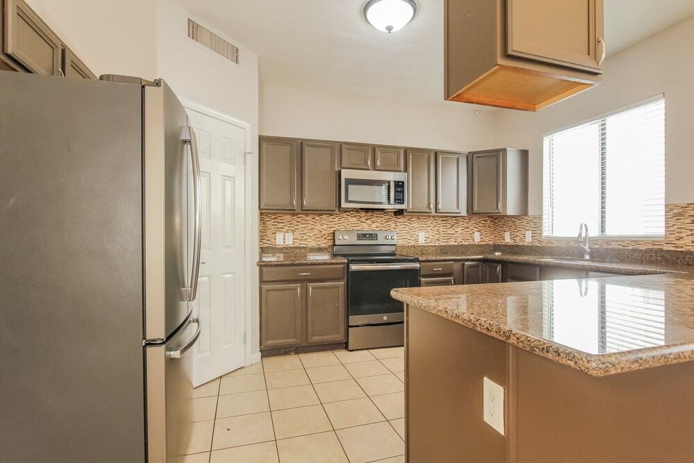 7233 S 40th Ave - Photo 7 of 17